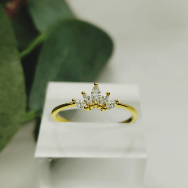 Tiara ring